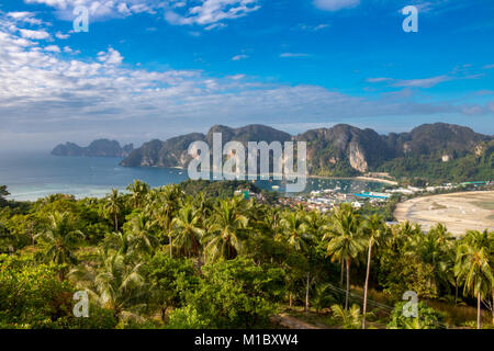 Phi Phi Island Krabi Thailand Januar 29, 2016 Schöner Panoramablick auf Tonsai Village, Ao-tonsai, Ao Dalum, und die Berge von Koh Phi Phi Don Stockfoto