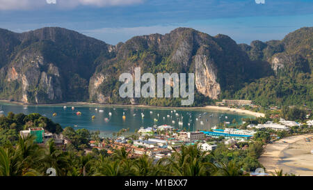 Phi Phi Island Krabi Thailand Januar 29, 2016 Schöner Panoramablick auf Tonsai Village, Ao-tonsai, Ao Dalum, und die Berge von Koh Phi Phi Don Stockfoto