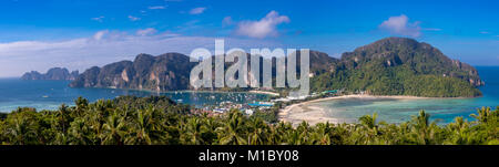 Phi Phi Island Krabi Thailand Januar 29, 2016 Schöner Panoramablick auf Tonsai Village, Ao-tonsai, Ao Dalum, und die Berge von Koh Phi Phi Don Stockfoto