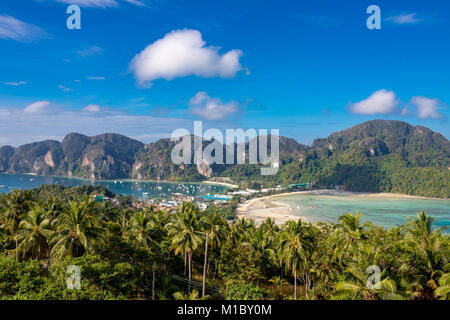 Phi Phi Island Krabi Thailand Januar 29, 2016 Schöner Panoramablick auf Tonsai Village, Ao-tonsai, Ao Dalum, und die Berge von Koh Phi Phi Don Stockfoto
