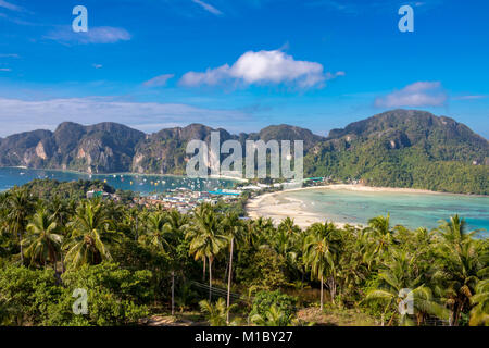 Phi Phi Island Krabi Thailand Januar 29, 2016 Schöner Panoramablick auf Tonsai Village, Ao-tonsai, Ao Dalum, und die Berge von Koh Phi Phi Don Stockfoto