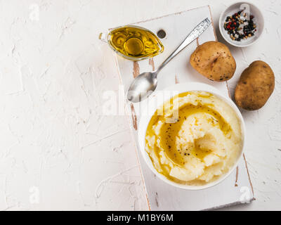 Kartoffelpüree auf Weiß konkreten Hintergrund Stockfoto