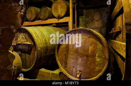 Alter Wein Fässer im Keller Stockfoto