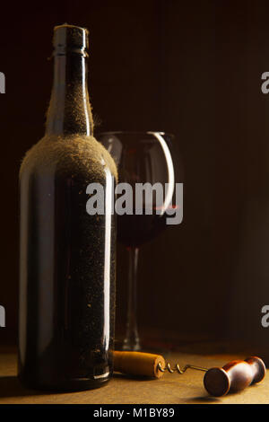 Stilleben mit Wein Flasche und Weinglas Stockfoto