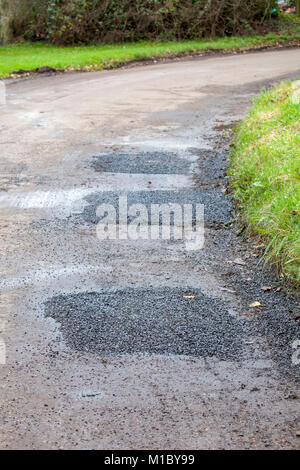 Vor kurzem in Schlaglöcher auf einem Feldweg gefüllt Stockfoto