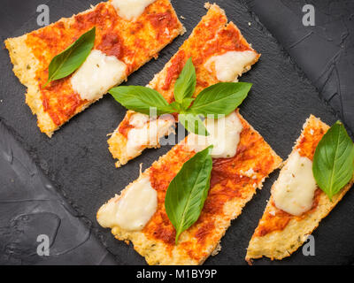 Hausgemachte Blumenkohl pizza Kruste mit Mozarella Stockfoto