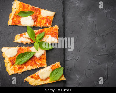 Hausgemachte Blumenkohl pizza Kruste mit Mozarella Stockfoto