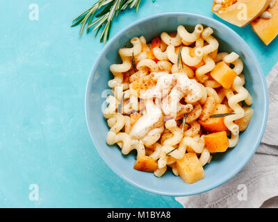 Fusilli mit Kürbis, Rosmarin und Brie Stockfoto