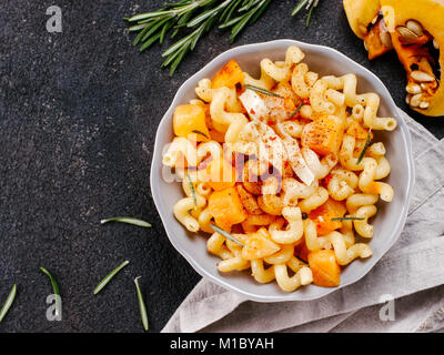 Fusilli mit Kürbis, Rosmarin und Brie Stockfoto