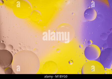 Abstrakte bunten Hintergrund Öl in Wasser Oberfläche Schaum Seife mit Blasen chemische Wirkung Makroaufnahme Nahaufnahme Flüssigkeiten nicht mischen Stockfoto