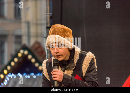 Lemberg, Ukraine - Januar 07, 2018: Weihnachten Veranstaltungen im Zentrum der Stadt. Eine unbekannte junge Schauspieler in der Kleidung eines Hirten nimmt Teil an der Ch Stockfoto