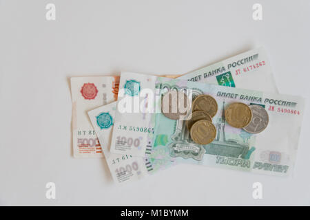 Geld in Russland. Banknoten fünf und Tausend Rubel, Hintergrund, selektiven Fokus. verschiedene Münzen Stockfoto