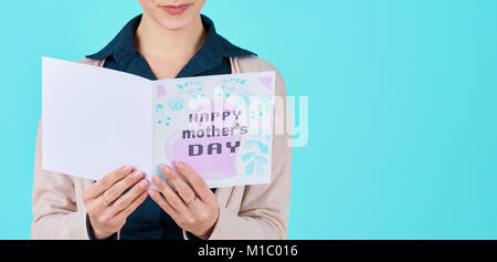Der Anonyme junge alleinerziehende Mutter lesen Muttertag Karte. Happy Mother's Day Konzept. Stockfoto