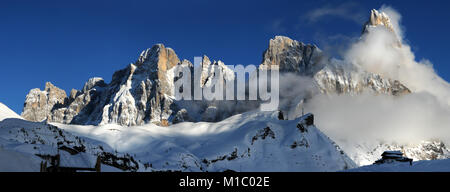 Malerische Winterlandschaft von Pale di San Martino Gruppe mit der berühmten Cimon della Pala in Wolken gehüllt. San Martino di Castrozza Italien. Stockfoto