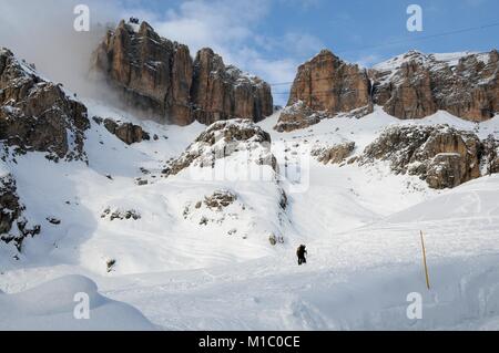 Sass Pordoi Gruppe mit Schnee in den italienischen Dolomiten, von Pass Pordoi. Italien. Stockfoto