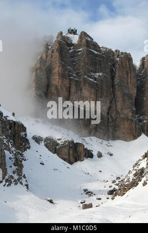 Sass Pordoi Gruppe mit Schnee in den italienischen Dolomiten, von Pass Pordoi. Italien. Stockfoto