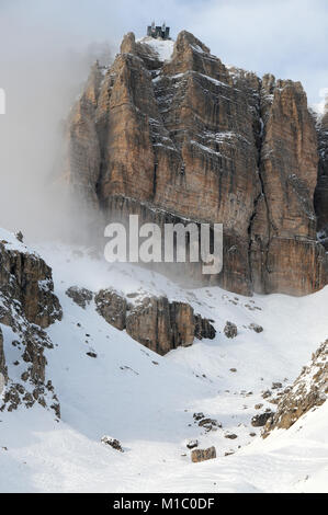 Sass Pordoi Gruppe mit Schnee in den italienischen Dolomiten, von Pass Pordoi. Italien. Stockfoto