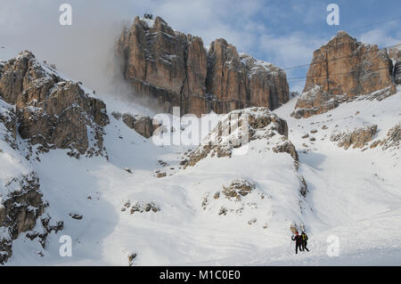 Sass Pordoi Gruppe mit Schnee in den italienischen Dolomiten, von Pass Pordoi. Italien. Stockfoto