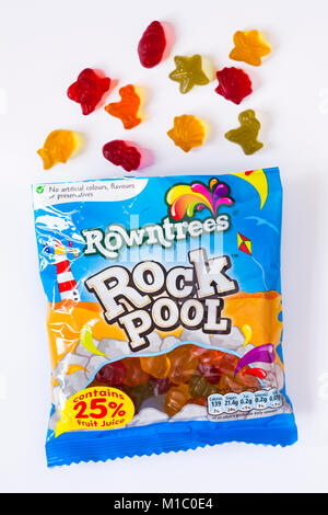 Paket der Rowntrees Rock Pool Süßigkeiten öffnen mit Inhalt verschüttet auf weißem Hintergrund verschüttete isoliert Stockfoto