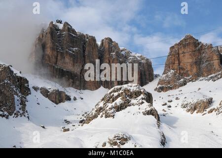 Sass Pordoi Gruppe mit Schnee in den italienischen Dolomiten, von Pass Pordoi. Italien. Stockfoto