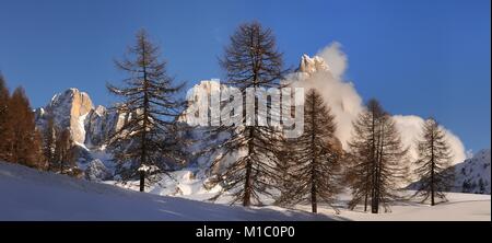 Malerische Winterlandschaft von Pale di San Martino Gruppe mit der berühmten Cimon della Pala in Wolken gehüllt. San Martino di Castrozza Italien. Stockfoto