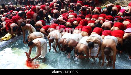 Kathmandu, Nepal. 28 Jan, 2018. Nepalesische Hindu Anhänger sind die heiligen Bad in Changu Narayan während Madhav Narayan Mela Festival in Bhaktapur, Nepal. Nepalesische hinduistischen Frauen beobachten, ein Fasten und beten zu Gott und Göttin Swasthani Madhav Narayan für Langlebigkeit ihrer Ehemänner und Wohlstand Ihrer Familie während des einmonatigen Festivals. Credit: Archana Shrestha/Pacific Press/Alamy leben Nachrichten Stockfoto