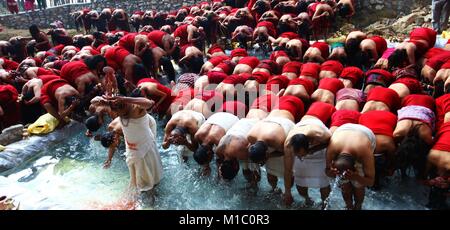 Kathmandu, Nepal. 28 Jan, 2018. Nepalesische Hindu Anhänger sind die heiligen Bad in Changu Narayan während Madhav Narayan Mela Festival in Bhaktapur, Nepal. Nepalesische hinduistischen Frauen beobachten, ein Fasten und beten zu Gott und Göttin Swasthani Madhav Narayan für Langlebigkeit ihrer Ehemänner und Wohlstand Ihrer Familie während des einmonatigen Festivals. Credit: Archana Shrestha/Pacific Press/Alamy leben Nachrichten Stockfoto