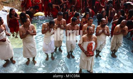 Kathmandu, Nepal. 28 Jan, 2018. Nepalesische Hindu Anhänger sind die heiligen Bad in Changu Narayan während Madhav Narayan Mela Festival in Bhaktapur, Nepal. Nepalesische hinduistischen Frauen beobachten, ein Fasten und beten zu Gott und Göttin Swasthani Madhav Narayan für Langlebigkeit ihrer Ehemänner und Wohlstand Ihrer Familie während des einmonatigen Festivals. Credit: Archana Shrestha/Pacific Press/Alamy leben Nachrichten Stockfoto