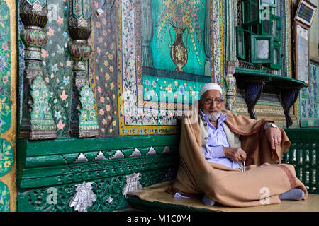 SRINAGAR, JAMMU UND KASCHMIR, INDIEN - 20. JUNI 2017: muslimischen Imam einladende treu vor, um den Eintrag zu einem grünen eindeutig Holz- Moschee, Shah E Hamdan Stockfoto