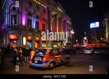 LONDON, UK - 30. OKTOBER 2012: Taxi bewegt sich entlang der beleuchteten Ripley's Believe It or Not! Museum am Piccadilly Circus Road Kreuzung, West London's En Stockfoto