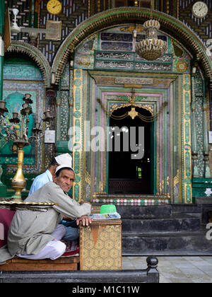 SRINAGAR, JAMMU UND KASCHMIR, INDIEN - 20. JUNI 2017: muslimischen Imam einladende treu vor, um den Eintrag zu einem grünen eindeutig Holz- Moschee, Shah E Hamdan Stockfoto