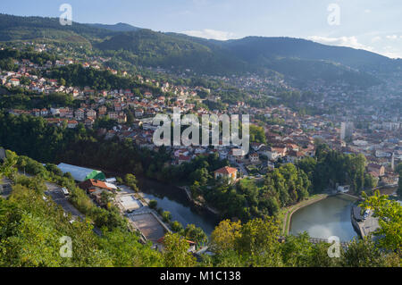 Panorama-aufnahme von Sarajevo Stadtbild von Aussichtspunkt Gelb Bastion, Bosnien und Herzegowina Stockfoto