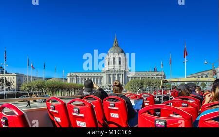 Touristen in San Francisco an einem sonnigen Tag Stockfoto