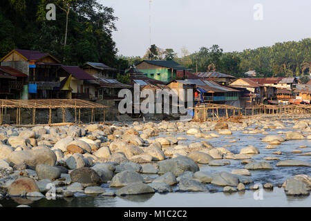 Bukit Lawang, Dorf, an einem Fluss, Sumatra, Indonesien. Stockfoto