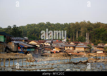 Bukit Lawang, Dorf, an einem Fluss, Sumatra, Indonesien. Stockfoto