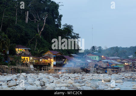 Bukit Lawang, Dorf, an einem Fluss, Sumatra, Indonesien. Stockfoto