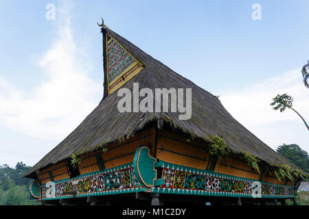 Traditionelle ethnische Haus in einem Dorf in der Nähe von Berastagi, Sumatra, Indonesien Stockfoto