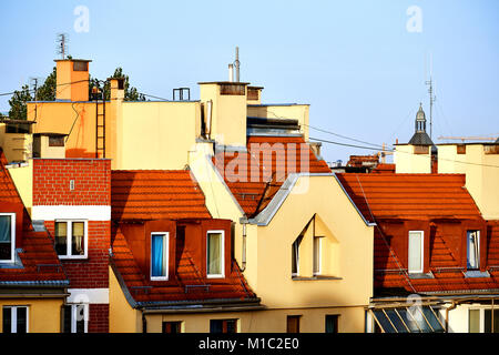 Schöne Häuser in Breslau mit roten Dächern in der Morgensonne Licht Stockfoto