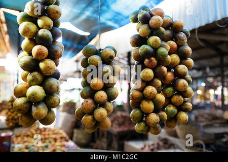 Süße Passionsfrucht in einem Markt hängen ausgeht, exotische Früchte, Barestagi, Sumatra, Indonesien. Stockfoto