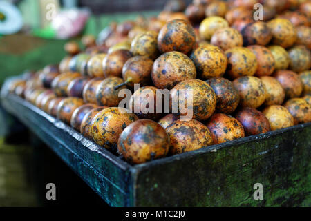 Süße Passionsfrucht auf einem Marktstand, exotische Früchte, Barestagi, Sumatra, Indonesien. Stockfoto