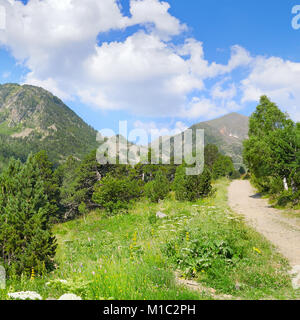 malerische Berge, Wiesen und blauem Himmel Stockfoto