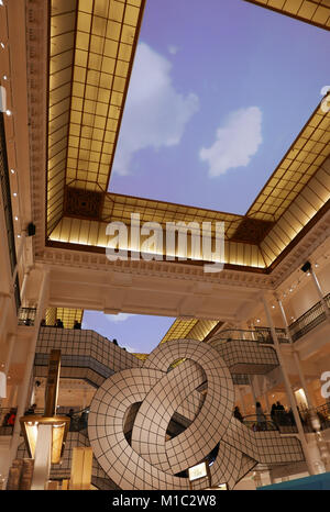 Sous le Ciel, Leandro Erlich ausstellung in Le Bon Marche Rive Gauche Department Store, berühmten Fahrtreppen von Andree Putman, Paris, Frankreich, Eur konzipiert Stockfoto