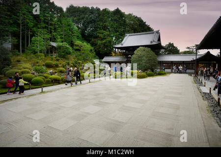 Tofukuji buddhistischen Tempel Kaizando Halle mit einem geometrischen weißen Kies Zen Garten und einen traditionellen japanischen Garten dahinter. Tofuku-ji, Kyoto - Stockfoto