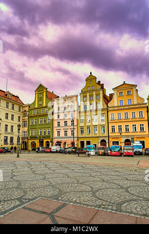 Fantastischer Blick auf die alten Häuser auf einem sonnigen Tag. Wunderschönes Bild und malerische Szene. Lage berühmte Marktplatz in Breslau Polen, Europa. Uhr Stockfoto