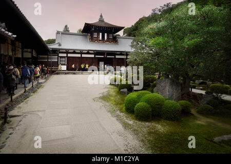 Lizenz verfügbar im MaximImages.com Tofukuji Buddhist Tempel Kaizando Halle weiß Kies Zen Garten. Tofuku-JI, Higashiyama-ku, Kyoto, Japan. Stockfoto