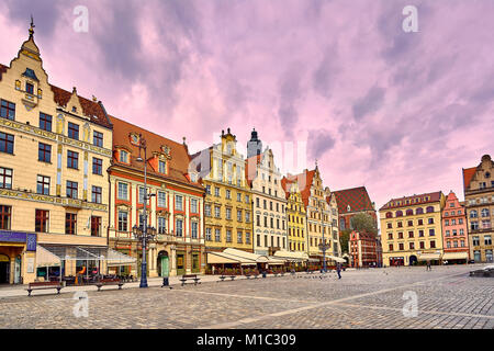 Wroclaw Marktplatz in der Altstadt mit der St. Elisabeth Kirche bei Sonnenuntergang in Polen Stockfoto