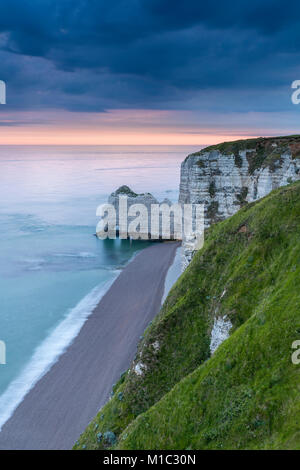 Sonnenaufgang von La Falaise d'Amont gesehen, Étretat, Seine-Maritime Abteilung, Normandie, Frankreich, Europa. Stockfoto