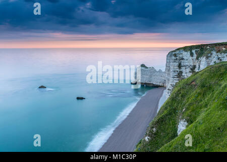 Sonnenaufgang von La Falaise d'Amont gesehen, Étretat, Seine-Maritime Abteilung, Normandie, Frankreich, Europa. Stockfoto