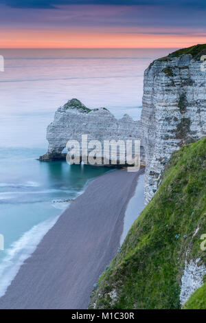 Sonnenaufgang von La Falaise d'Amont gesehen, Étretat, Seine-Maritime Abteilung, Normandie, Frankreich, Europa. Stockfoto