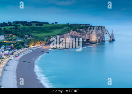 Sonnenaufgang von La Falaise d'Amont gesehen, Étretat, Seine-Maritime Abteilung, Normandie, Frankreich, Europa. Stockfoto